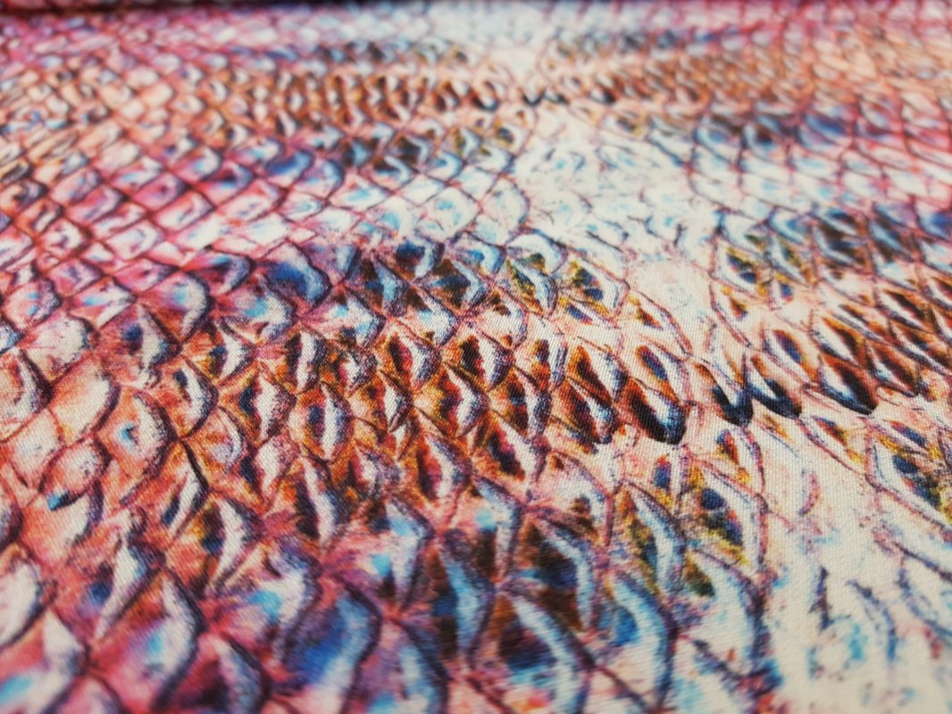 Audums ar krāsainu čūskādas printu