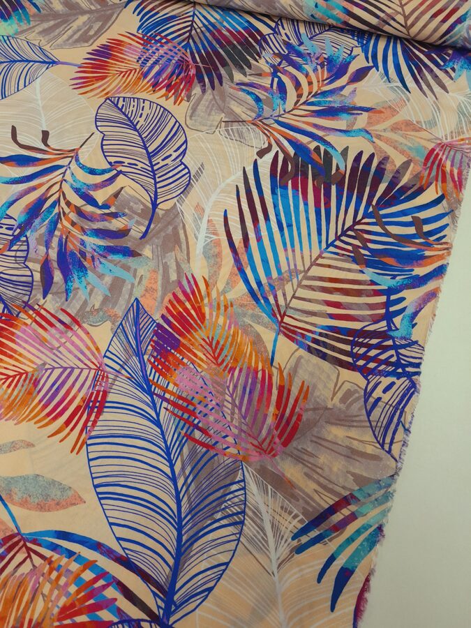 Smilšu krāsas viskoze ar košām palmu lapām