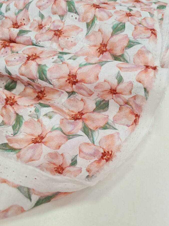 Izšūts piena balts kokvilnas batists ar maigi rozā ziedu apdruku 