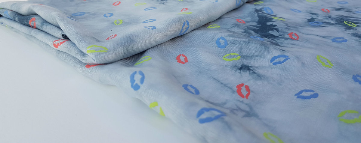 Grey blue, they dye viscose with lip-thermal print.