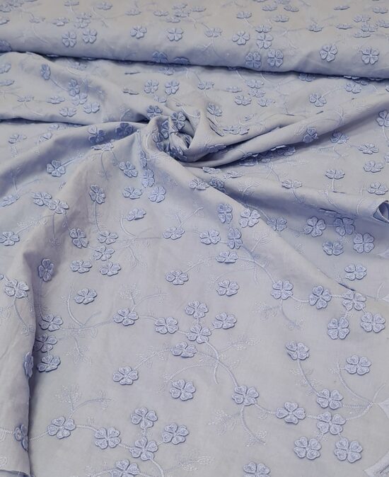 Embroidered cotton with 3D embroidered flowers (Light blue)