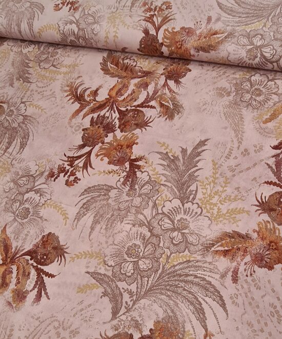 Smalkais kokvilnas velvets ar barokāla stila ziedu apdruku (Pūdera rozā)