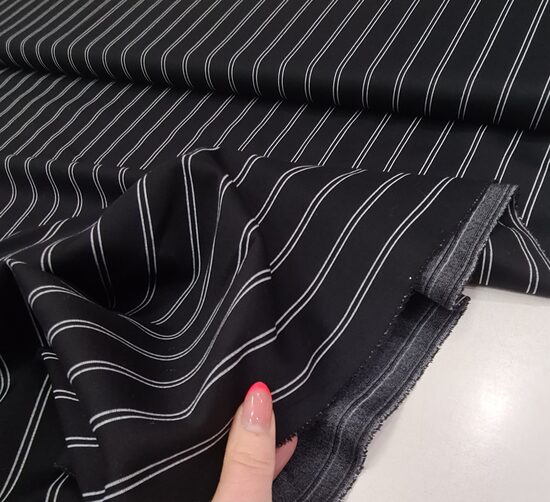 Viskozes trikotāža - PUNTO (Melna ar baltām vertikālām strīpām)