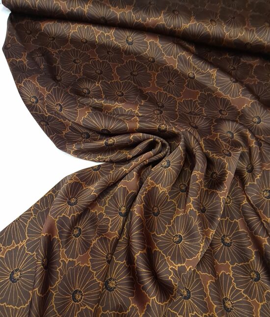 Brūns satīns ar ziedu apdruku