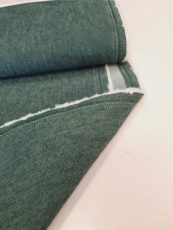 Džinsa audums ar elastānu (Tumši zaļa melanža) Neliels brāķis - auduma vienā pusē 10 cm garas strīpas